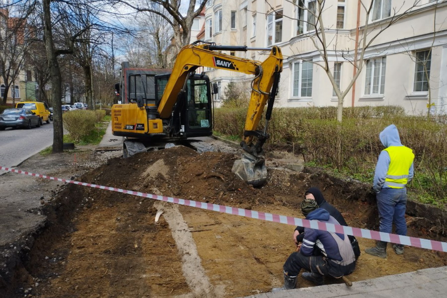 В Калининграде перекопали тротуары на улице Красной (фото)