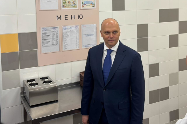 Макароны с котлетами и волейбольная подача: как губернатор осматривал школу № 4