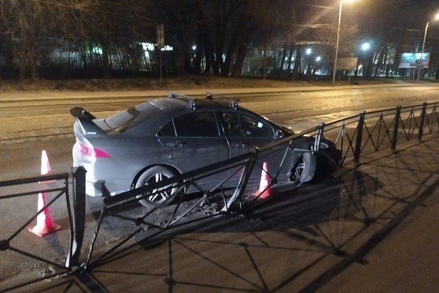 Отвлекся на пассажира: на Дзержинского «Хонда» врезалась в забор (фото)