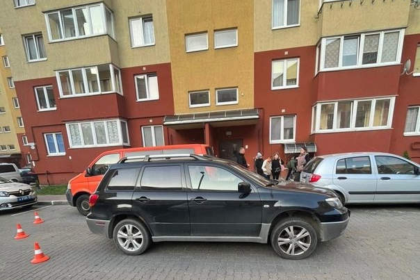 Во дворе на ул. Дзержинского в Калининграде под колеса «Митсубиси» попал 7-летний ребенок
