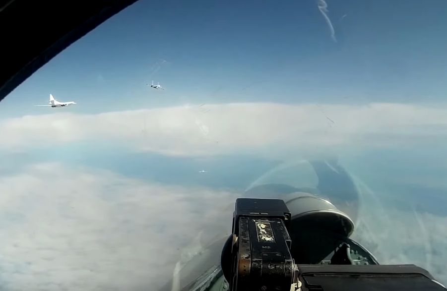 Минобороны показало полет своих стратегических ракетоносцев над Балтикой (видео)