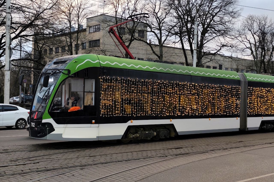 В Калининграде запустили новогодние «Корсар», автобус и троллейбус (фото)
