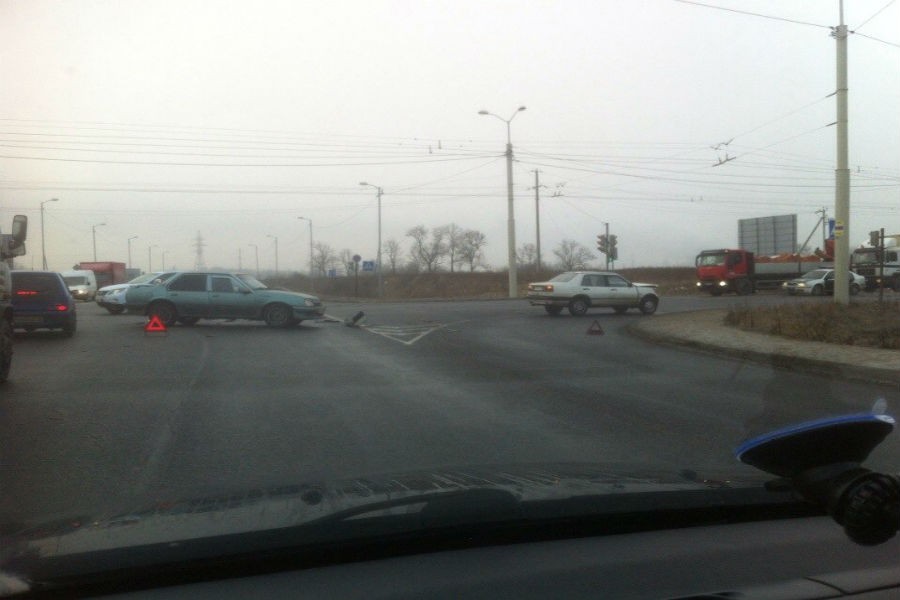 Рядом с Берлинским мостом произошла авария, движение затруднено (фото)