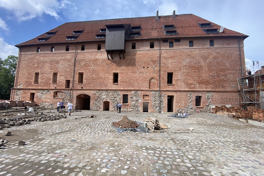 Внутренний двор замка Тапиау замостили брусчаткой (фото)