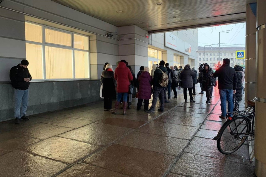 У МФЦ на пл. Победы в Калининграде образовалась длинная очередь (фото)