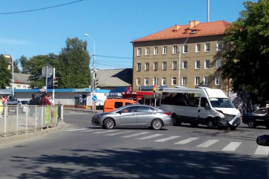 В Калининграде на перекрестке пассажирская маршрутка попала в ДТП (фото)