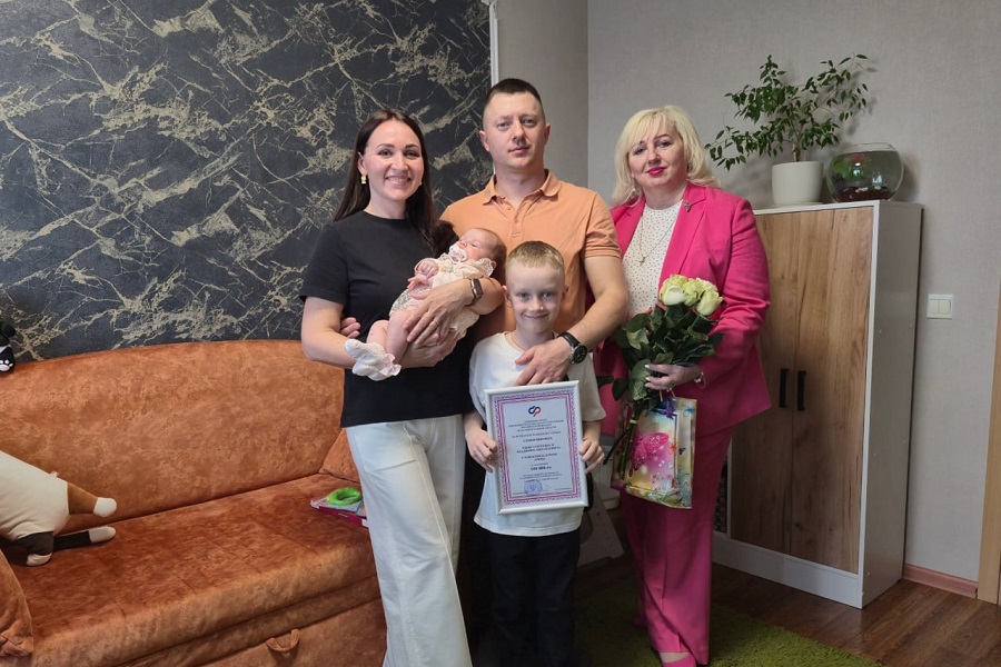 Соцфонд: в Калининградской области оформлен 100-тысячный сертификат на маткапитал