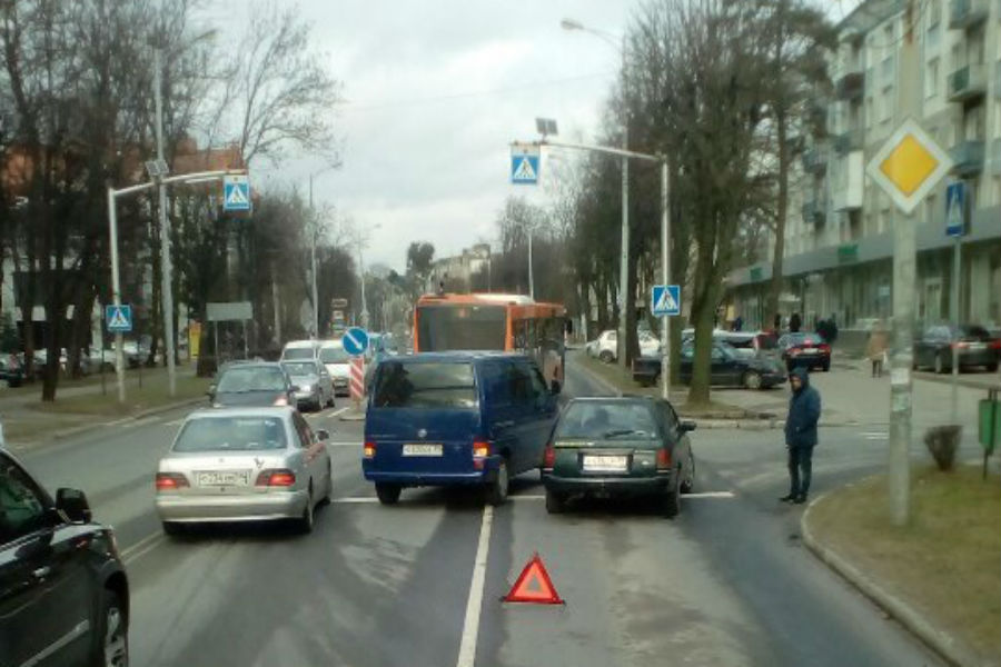 В Калининграде из-за ДТП оказался перегорожен поворот с ул. Невского на ул. Д﻿адаева