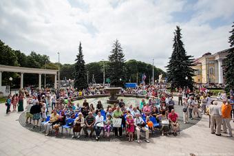 Джаз для вас: фоторепортаж с «Джаз-фонтана» у драмтеатра