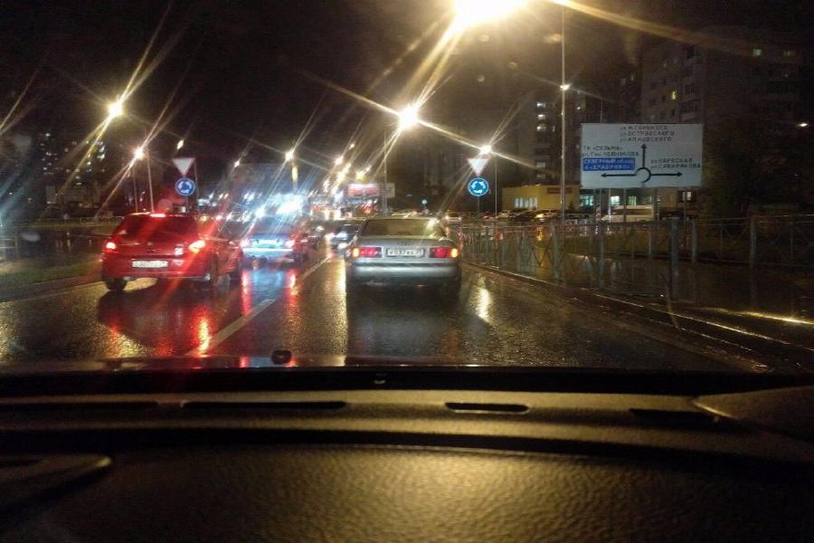 В районе кольца Гайдара — Челнокова затруднено движение из-за ДТП (фото)