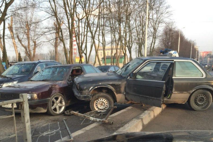 На Горького «БМВ» вылетел на разделительную полосу и врезался в «Ауди» (фото)