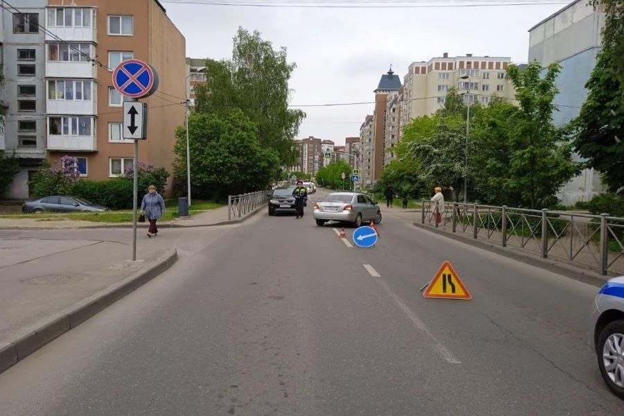 На Артиллерийской сбили пенсионерку, переходившую дорогу вне перехода (фото)