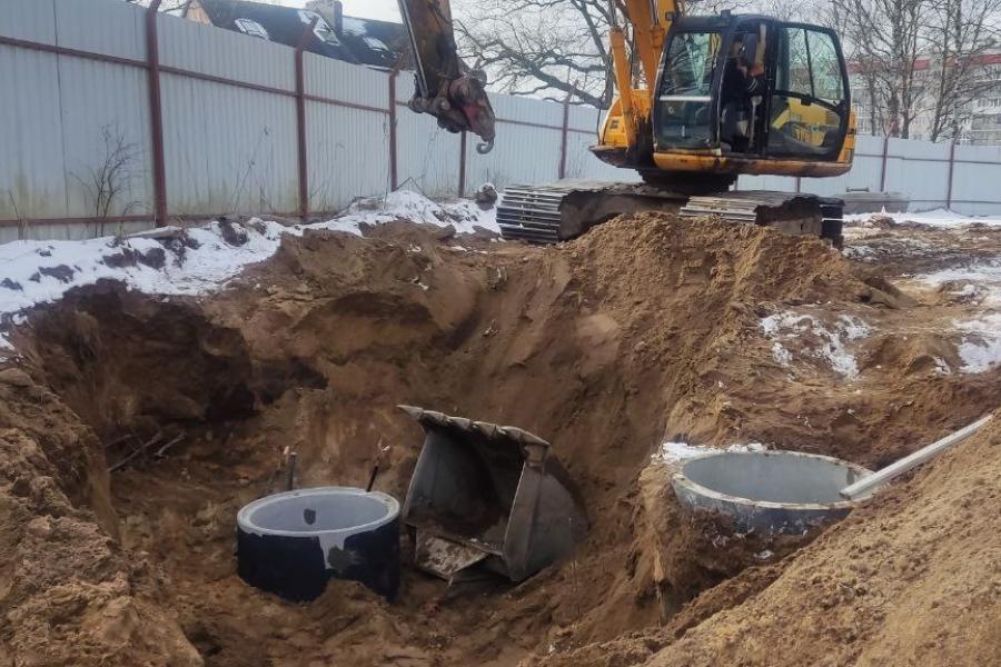 В Калининграде на стройке рабочего придавило ковшом экскаватора (фото)