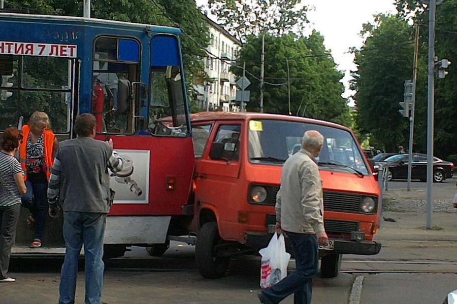 На улице Леонова трамвай врезался в микроавтобус (фото)