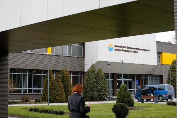 Почти половина всех абитуриентов подала документы в вузы через Госуслуги