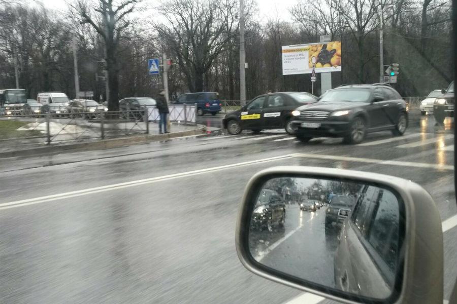 На Гвардейском проспекте таксист въехал в «Мерседес» (фото)