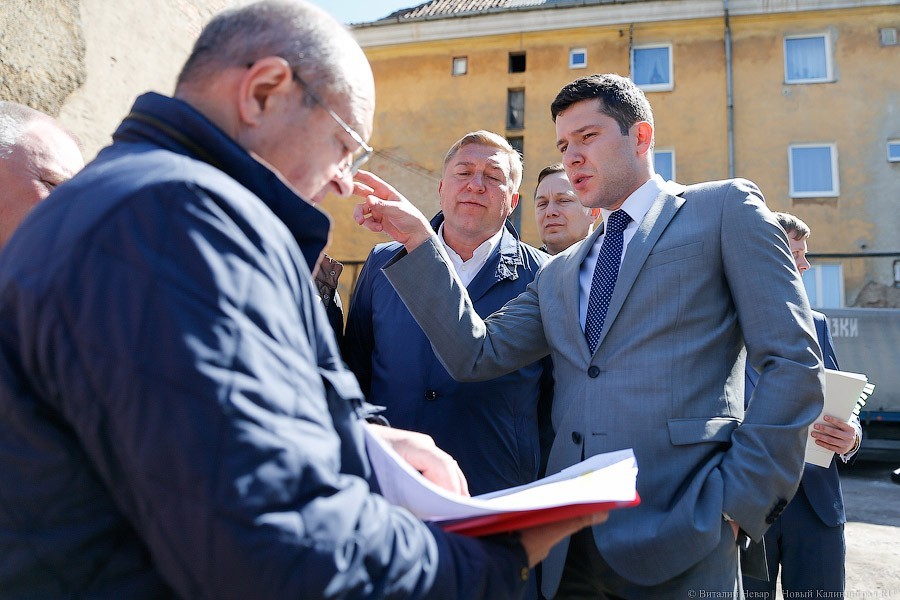 Алиханов потребовал убрать булыжник на перекрестках с трамвайными путями