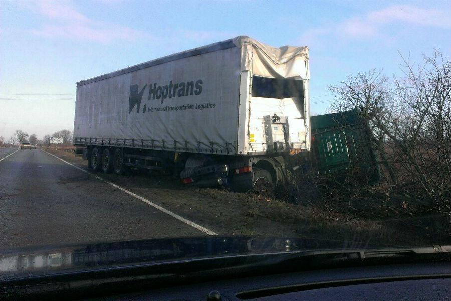 УМВД: водитель фуры под Нивенским врезался в дерево (фото)