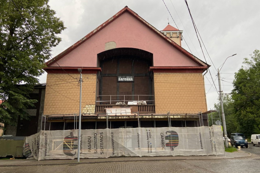 «Мужики, я не враг»: директора «Вагонки» вынудили остановить ремонт бывшей кирхи (фото)