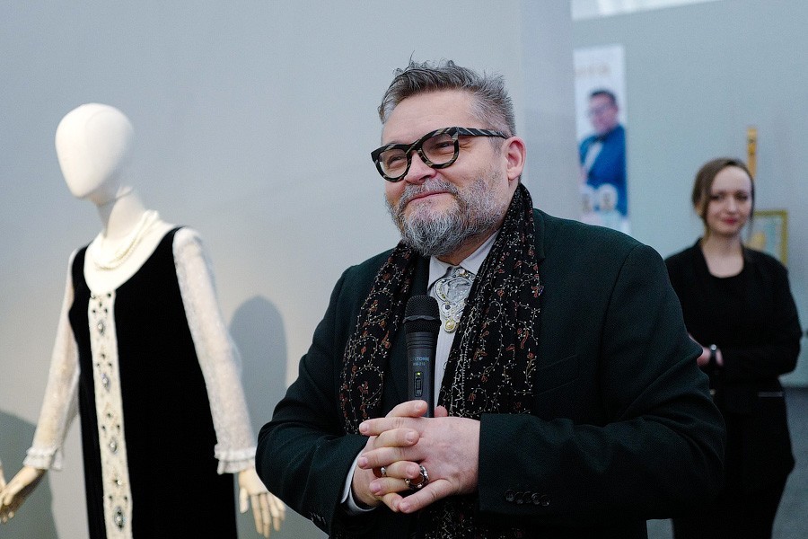 Кадышева в перьях: Александр Васильев привёз в Калининград платья российских певиц