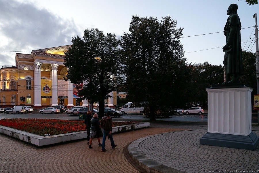 Калининградцев приглашают прочитать стихи Высоцкого на ступенях драмтеатра
