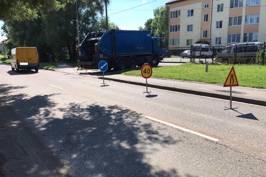 Под Калининградом мусоровоз на тротуаре сбил велосипедиста (фото)