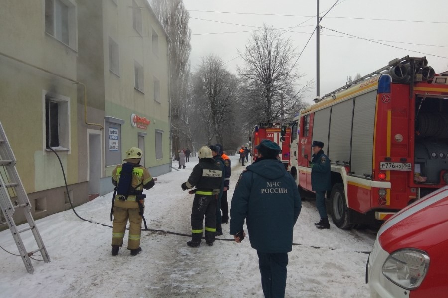 На Аллее Смелых пожарные спасли из огня 5 человек, 1 госпитализирован (видео)