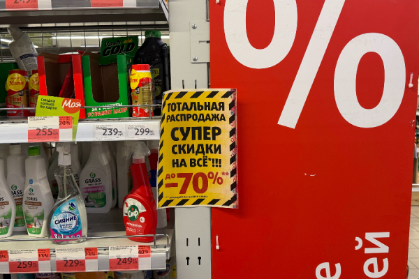 Очереди и пустые полки: «Виктория» на Острове закрывается на реконструкцию (фото)