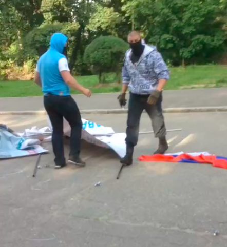 В Калининграде неизвестные в масках разгромили куб Навального