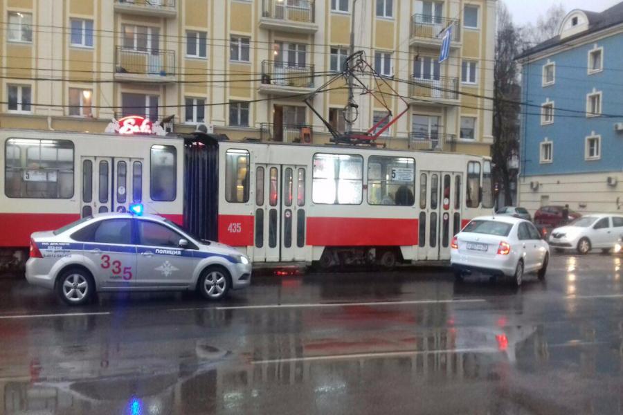 На Ленинском проспекте «Шкода» врезалась в трамвай (фото)