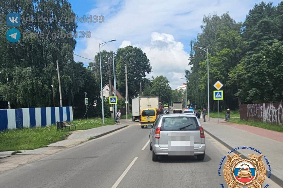 В Калининграде 12-летний велосипедист столкнулся с автомобилем