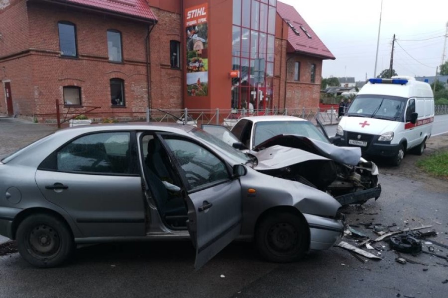 Для помощи пострадавшим в ДТП под Нестеровым привлекли спасателей (фото)