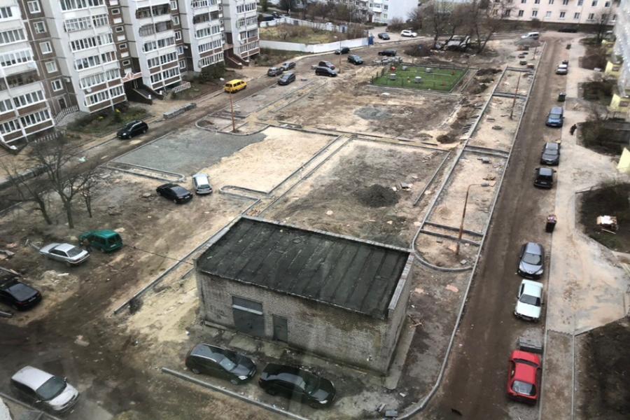 «Я не спонсор, я — подрядчик»: в Балтийске сорван ремонт дворов   