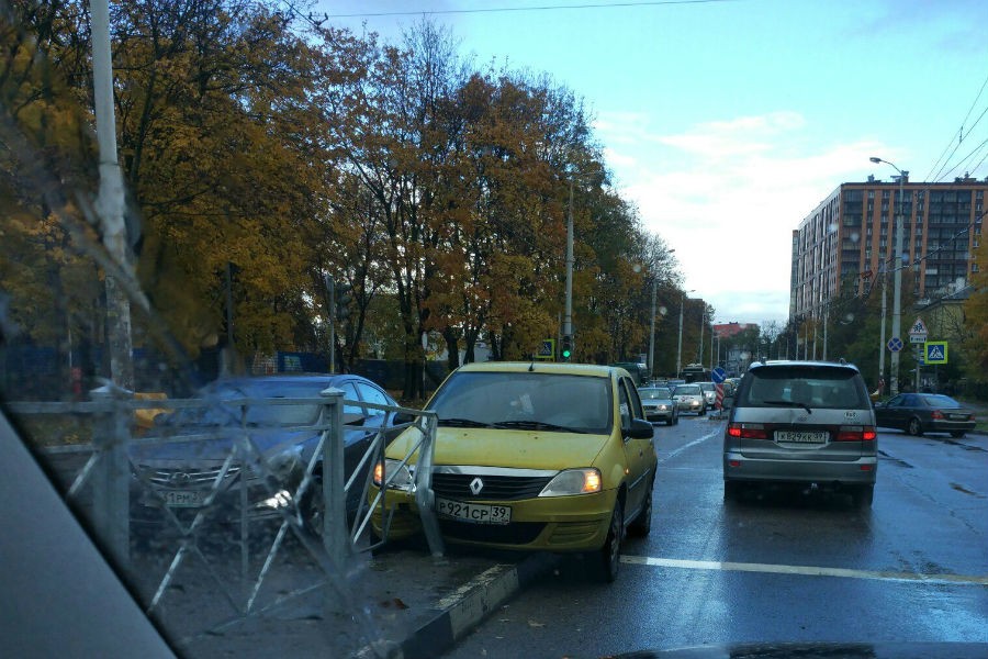 На Горького «Рено» врезался в ограждение на разделительной полосе (фото)