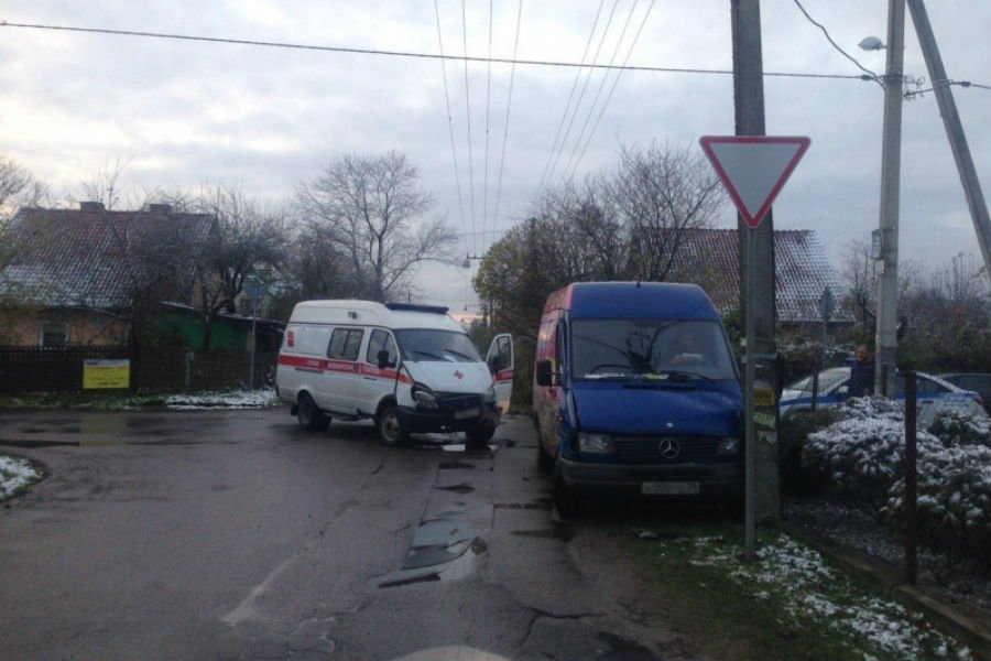 В Калининграде в ДТП пострадал водитель «скорой» (фото)
