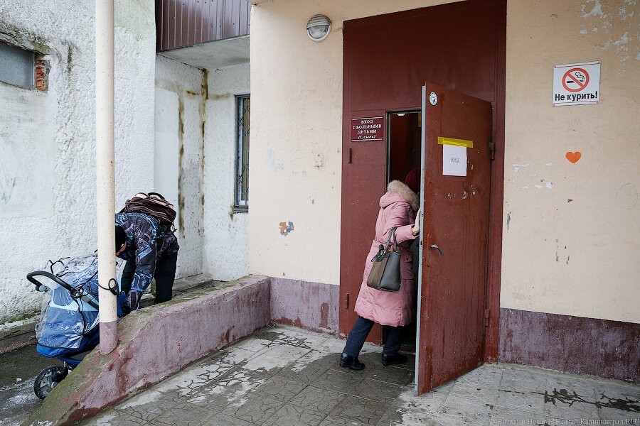 В Калининграде женщину облили кислотой в подъезде дома