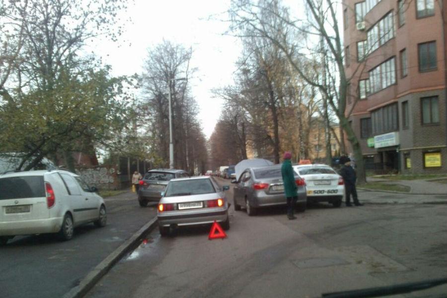 На ул. Чайковского столкнулись три автомобиля (фото)