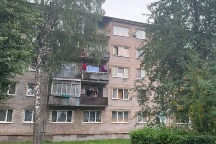 СК: в Знаменске погибла выпавшая из окна пятиэтажки полуторагодовалая девочка