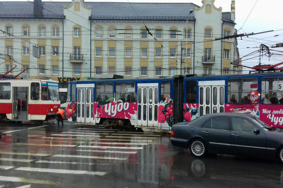 На площади Победы сломался трамвай и перегородил поворот с ул. Черняховского (фото)
