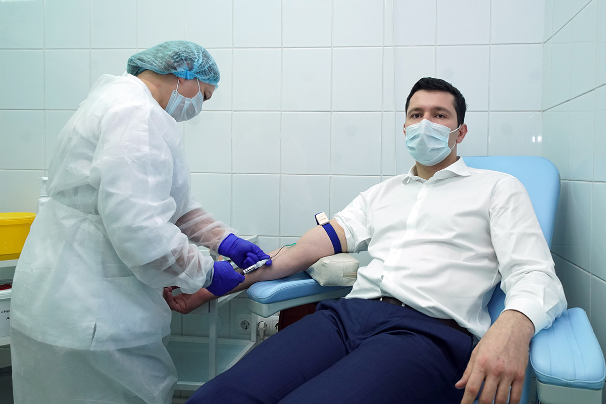 Алиханову ввели первую дозу вакцины «Вектора» от коронавируса