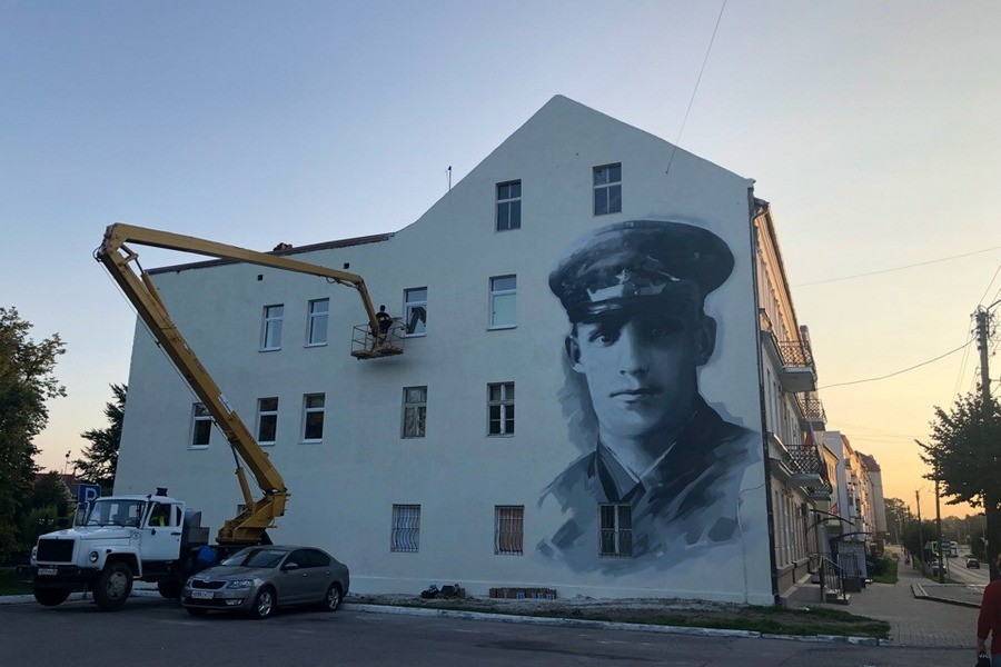 Автор граффити с Леоновым нарисовал портрет героя ВОВ Сергея Гусева (фото)