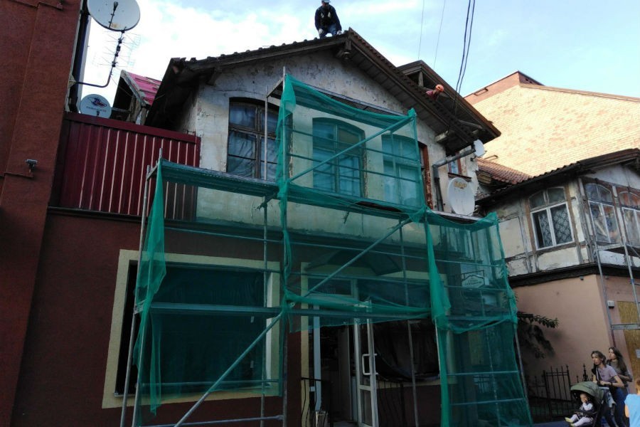 В центре Зеленоградска начали ремонт фасада дома-памятника