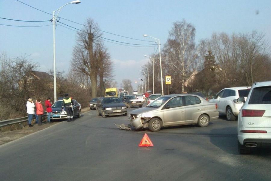 На Аллее Смелых столкнулись две иномарки, собралась пробка (фото)