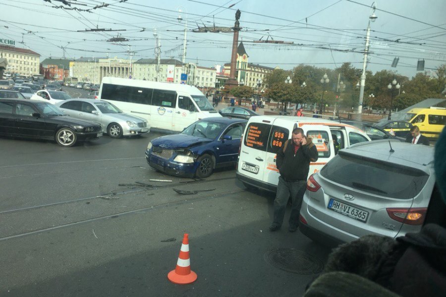 В Калининграде на площади Победы столкнулись две иномарки (фото)