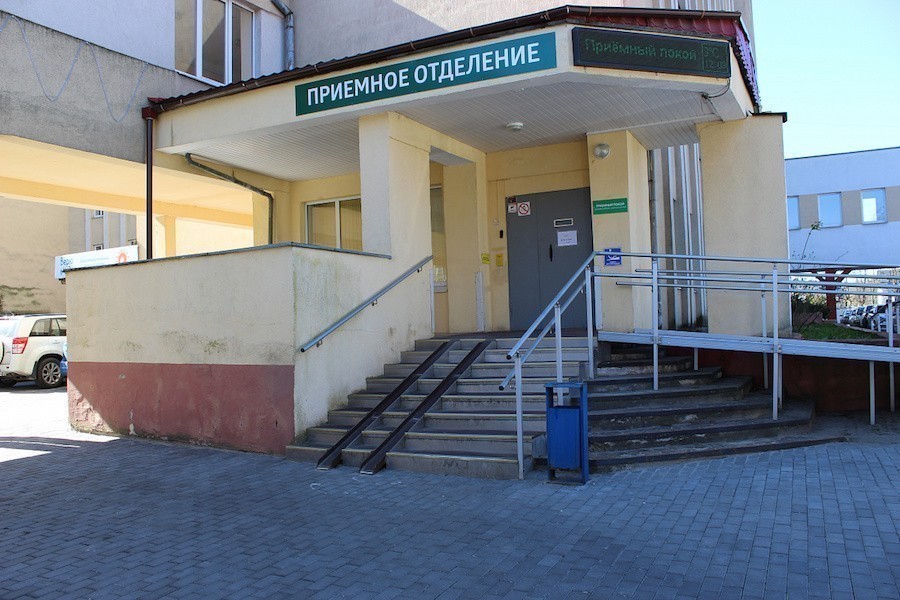 Медики спасли полуторагодовалого малыша, упавшего с мамой в люк с водой