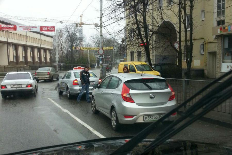 На ул. Горького «Хёндай» врезался в такси (фото)