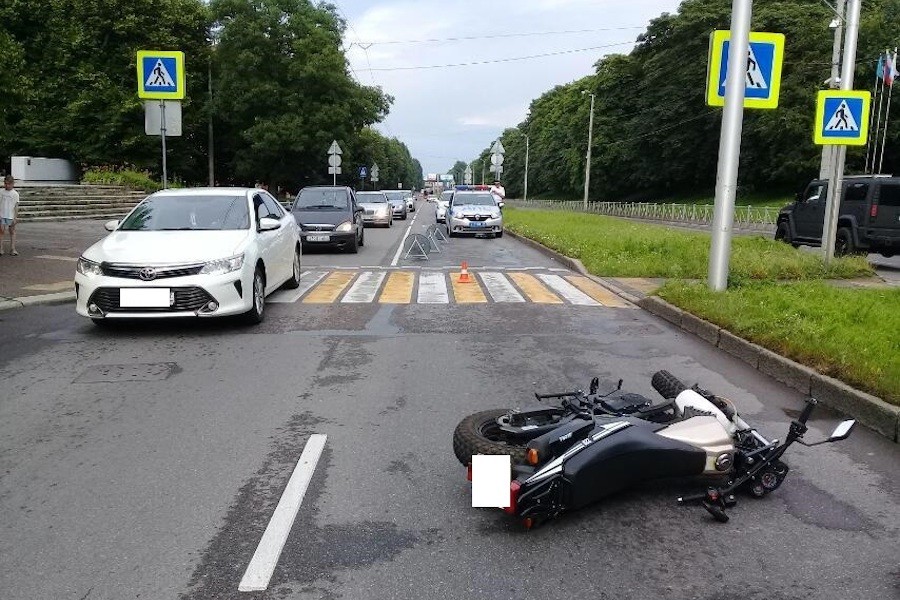 На проспекте Калинина мотоциклист сбил 12-летнего мальчика и получил травмы