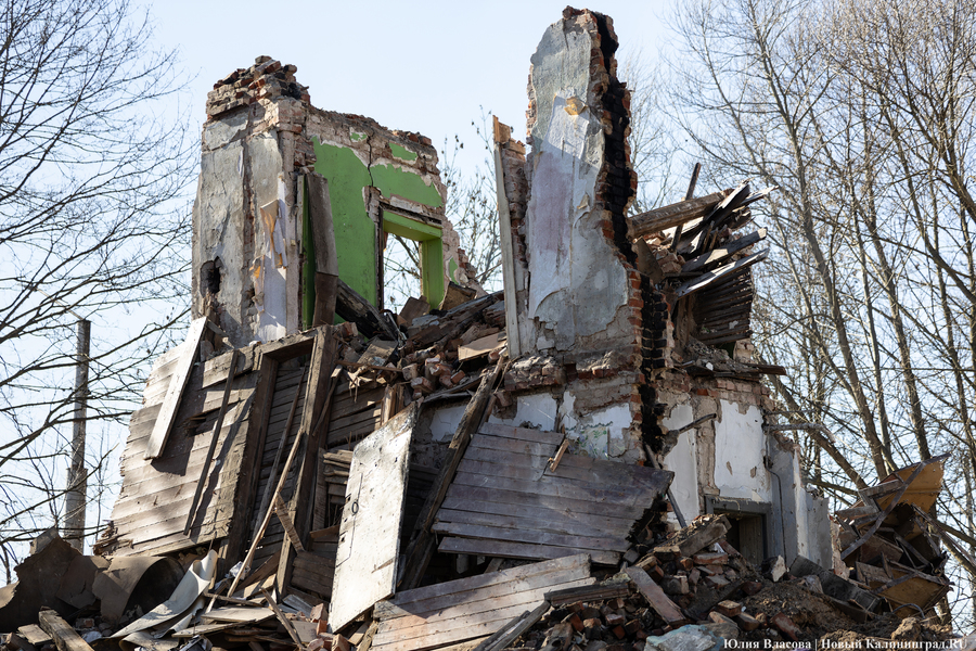 Превращение легенды в гору мусора: в Калининграде разобрали виллу Эдит (фото)