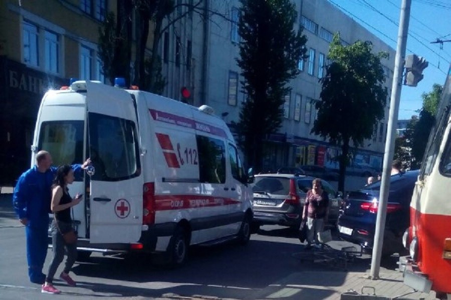 На Леонова автомобиль «Вольво» сбил женщину на велосипеде (фото)