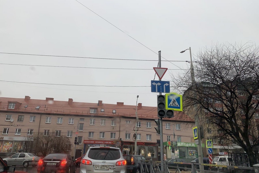 Из-за неработающих светофоров затруднено движение в районе перекрестка Горького-Сибирякова (фото)
